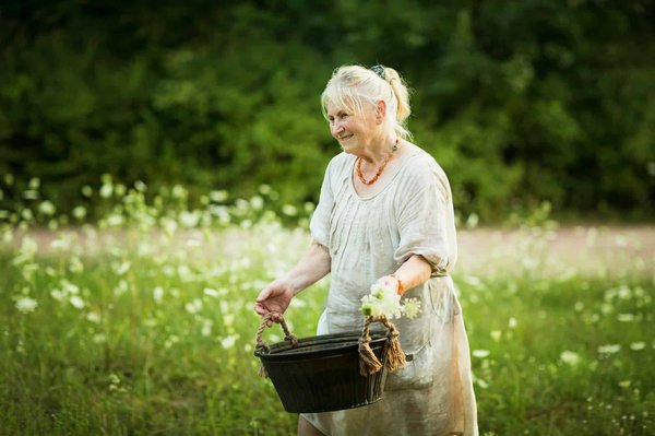 Que doit porter une femme de 60 ans invitée à un mariage ?