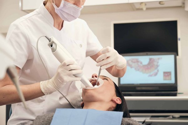 Quelles sont les procédures de nettoyage dentaire proposées par les dentistes du Plateau Mont-Royal ?