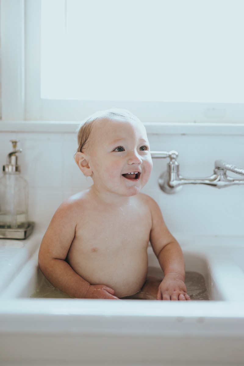 Comment donner le bain à son bébé dans la douche ?